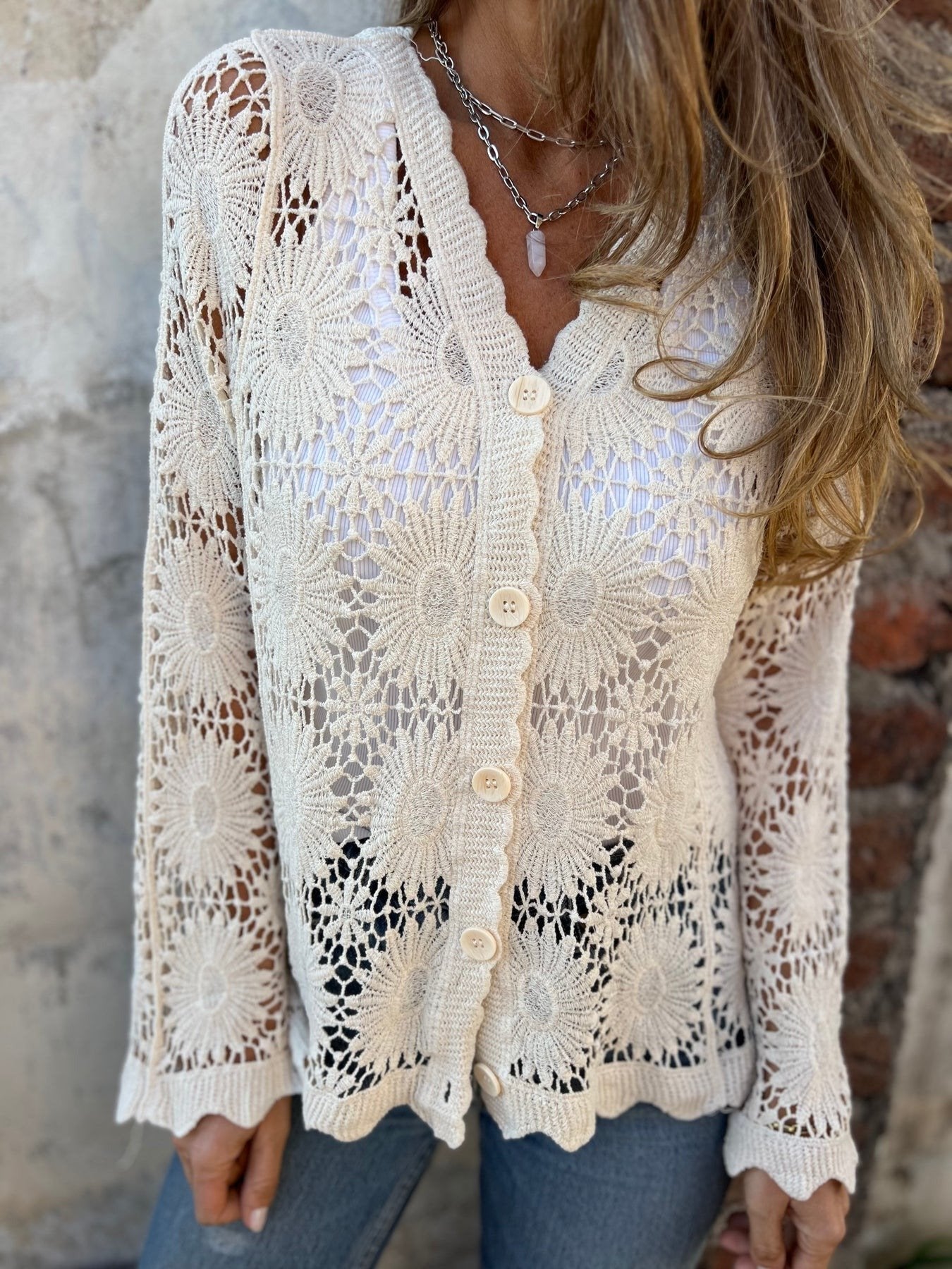 💥Langermet topp med brodert V-hals og knapper, de beste gavene