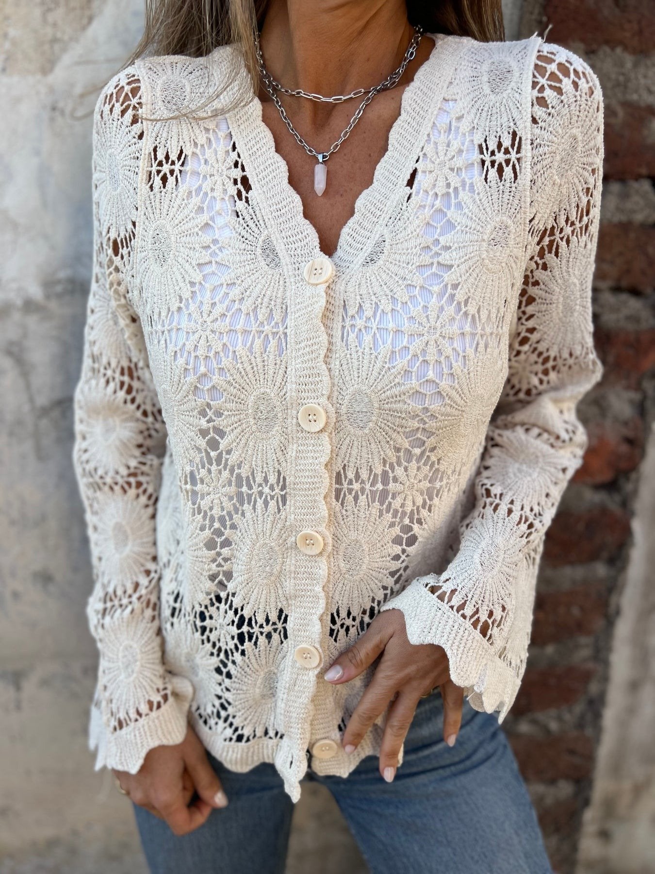 💥Langermet topp med brodert V-hals og knapper, de beste gavene