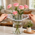 🌸🔥Gjenbrukbart silikongitter til blomsterarrangering, strekker seg over vasens kant, fester seg til glasset, for enkel blomsterarrangering.