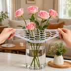 🌸🔥Gjenbrukbart silikongitter til blomsterarrangering, strekker seg over vasens kant, fester seg til glasset, for enkel blomsterarrangering.